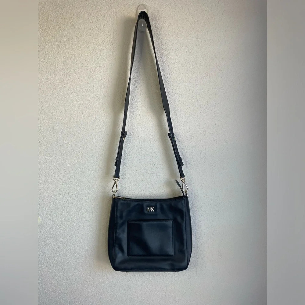 Michael Kors Gloria Black Pocket Swing Pack Leather‎ Crossbody